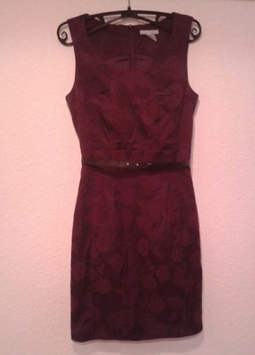 Figurbetontes Cocktailkleid mit Blumenmuster