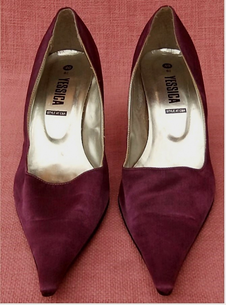 spitzlaufende Pumps / Stöckelschuhe Jessica von C&A - Innensohle und Außensohle aus Leder - Im Lila-Farbton - Größe 40 