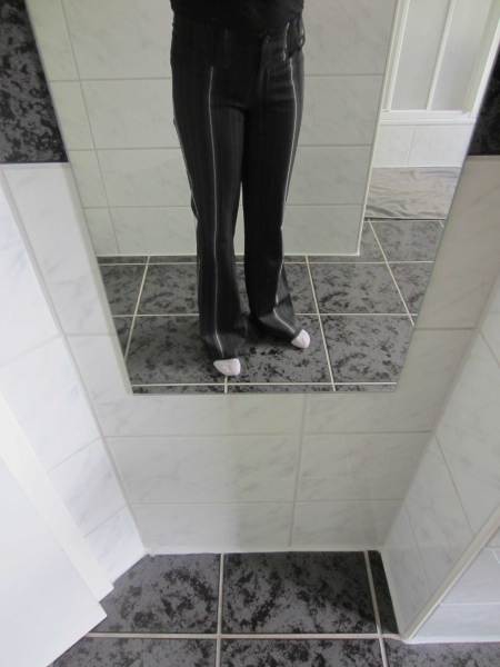 schöne schwarze Stoffhose mit weißen Streifen