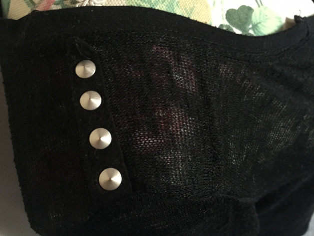 Schwarzes Oberteil mit Nieten
