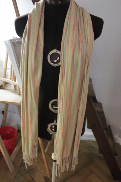  gelber Schal mit grünen,orangenen und pinken Streifen