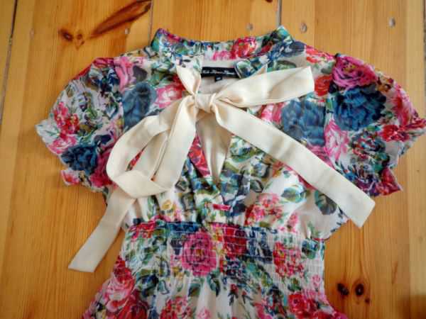 Süßes Blumenkleid mit Rüschen und Schleife