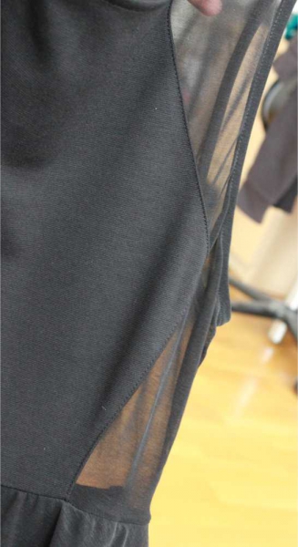 wunderschönes High-Low-Kleid in schwarz mit durchsichtigen Einsätzen (Versandkosten inklusive)