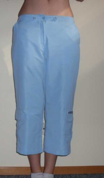 hellblaue 3/4 sporthose