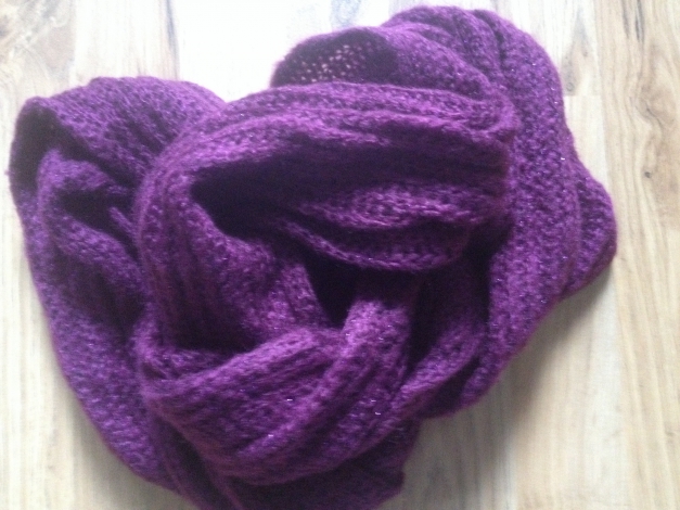 Lila- violetter Loopstrickschal