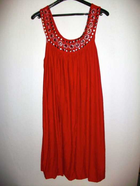 Stoffkleid in Rot mit schönen Verzierungen