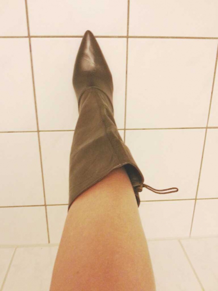 Neu! Braune spitz zulaufende hohe Lederstiefel mit seitlich verstellbarer Raffung Gr. 38 / Ungetragen!