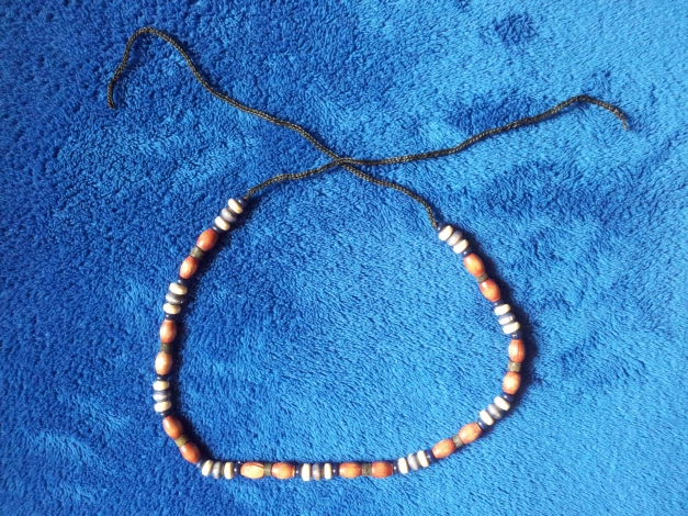  Kette aus Holzperlen zu umbinden