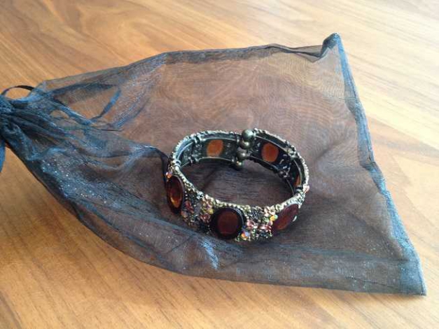 schöne Armspange interessant verarbeitet