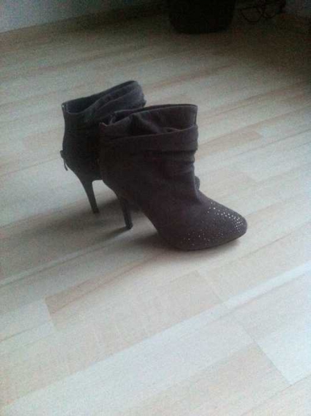 graue hohe stiefel mit glitzer