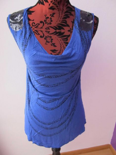 blaues Oberteil von Mango