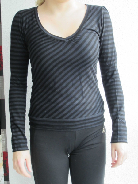 schönes schwarzes Longshirt mit Streifen - V-Ausschnitt