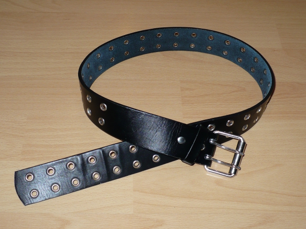 New Yorker Gürtel schwarz mit Nieten gekürzt auf ca. 70-75 cm