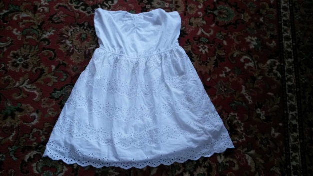 Süßes, schulterfreies Kleid mit Lochmuster