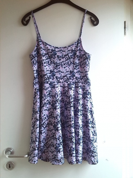 Fliederfarbenes Skaterkleid mit Blumenmuster