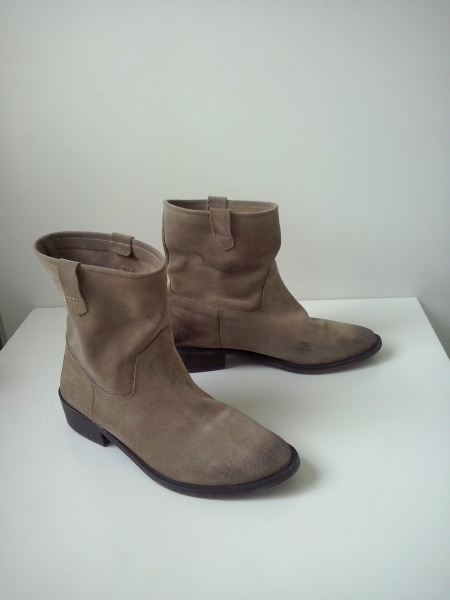 Zara Stiefeletten aus beigem Wildleder.