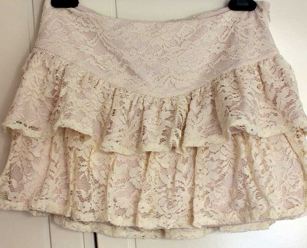 total süßer und romantisch verspielter Spitzenrock in nude im Lagenlook
