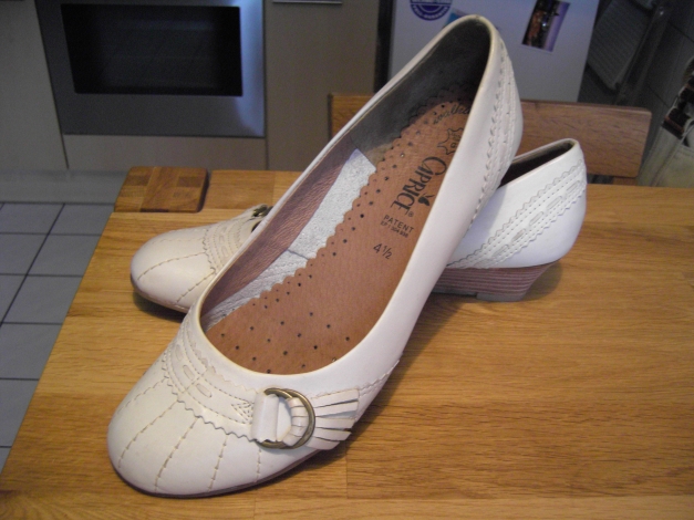 Hochwertige Leder Schuhe weiß Caprice Leder Keilabsatz Gr. 4,5 37/38 