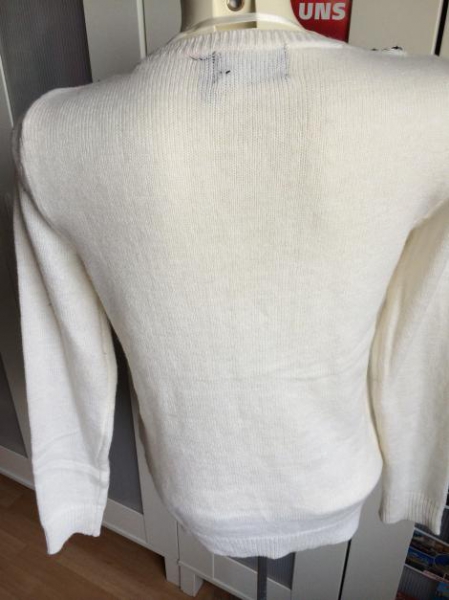 Weißer Pullover mit Details 