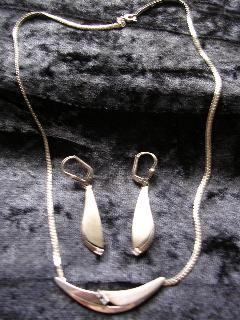 Kette und Ohrringe mit Zirkonia