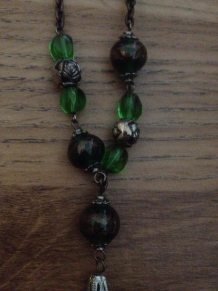 Grüne Kette mit Steinen