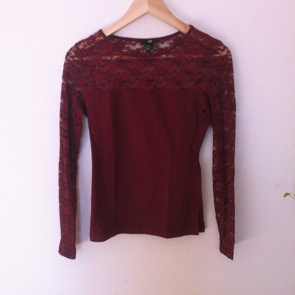Dunkelrotes Oberteil Spitze