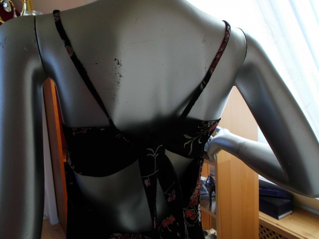 Nicowa Partykleid Rückenausschnitt Blumen glänzend