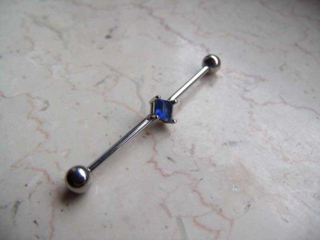 Industrial-Barbell mit blauem Zierstein von Crazy Factory [Piercing]