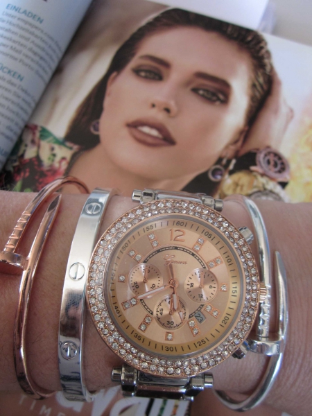 zauberhafte rosegold mit silber farbene Blogger Strass Uhr mit Datumsanzeige wie neu aus Sammlung
