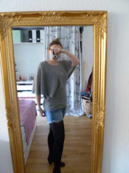 Grauer Pulli mit Fledermausärmeln