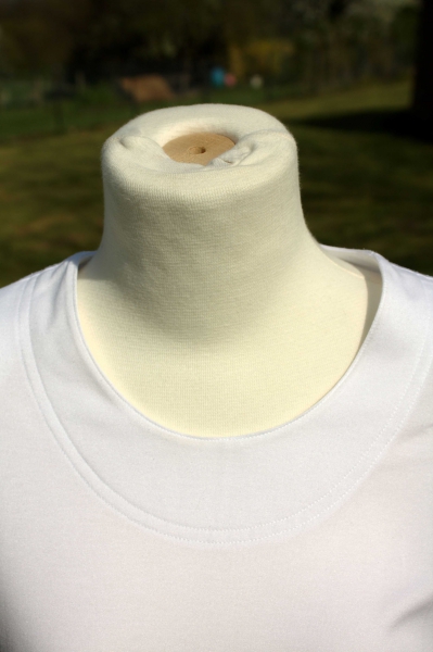 Schlichtes weisses Shirt mit breit abgenähtem Ausschnitt