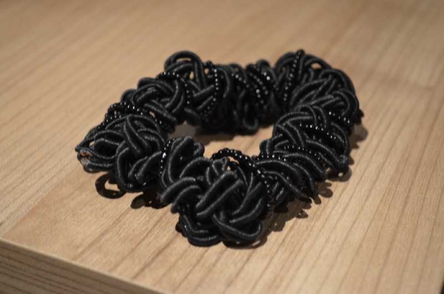 Haargummi mit Perlen