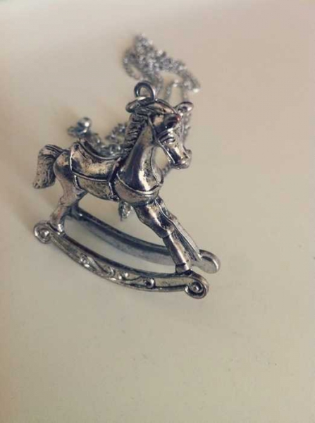 Silberner Schaukelpferd