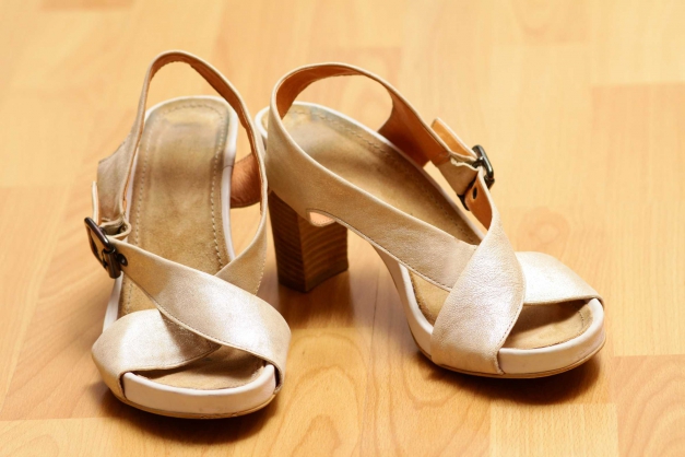 Closed Sandalen gold