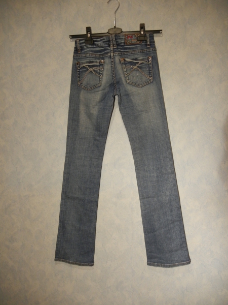 Jeans mit Strasssteinen