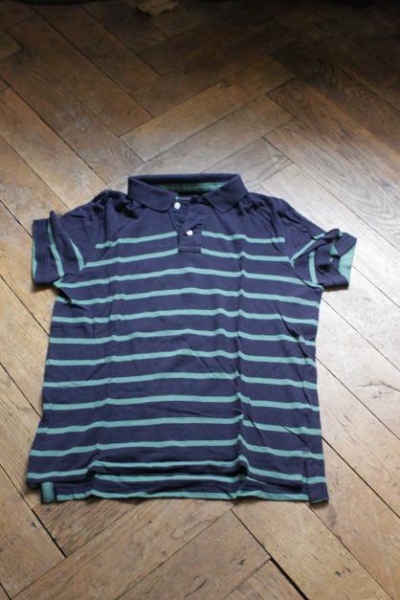 grün, blau gestreiftes Polohemd