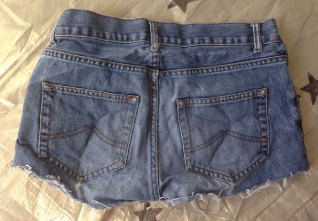 Hot Pants: Jeans mit roten Glitzersternen Fransenlook! Weltweites Custom-Unikat!