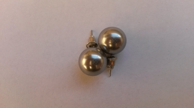 graue Perlenohrringe