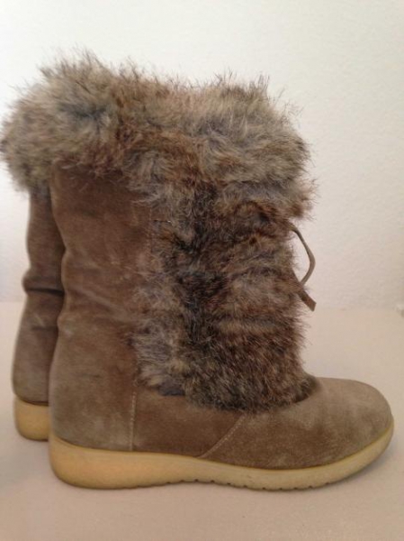 Hellbraune Stiefel für den Winter mit Kunstfell