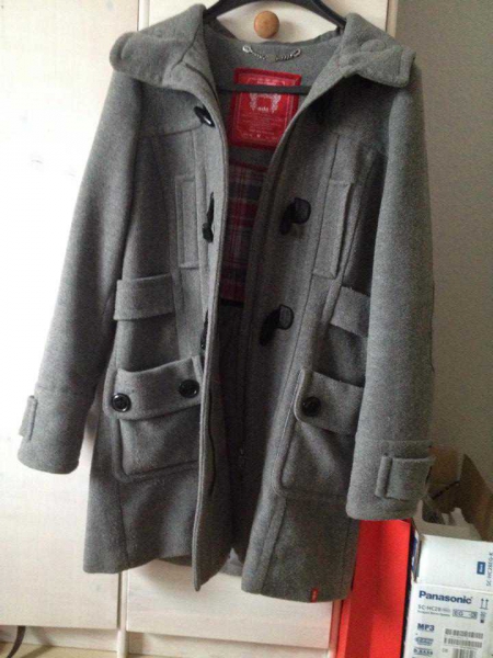 Schöner grauer Mantel Dufflecoat