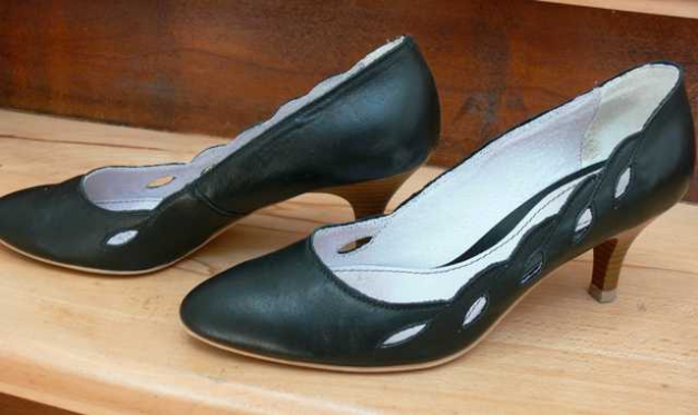 Pumps (38) - Görtz - dunkelblau, fast schwarz - schönes Muster!