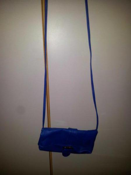 blaue Handtasche