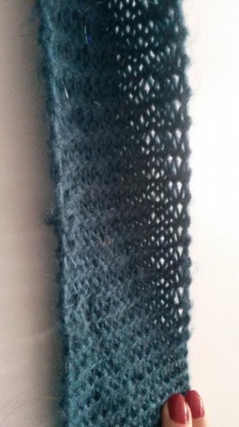 petrolfarbener Strickschal