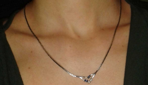 Silberkette mit blauen Steinen