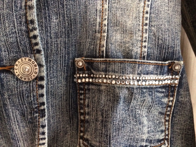 Jeansjacke mit Straßsteinchen