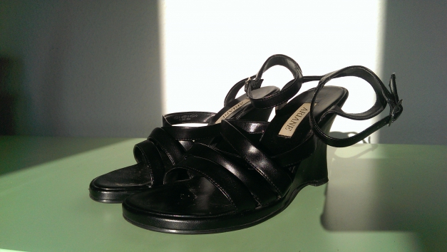 schwarze Keilsandalen
