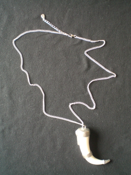 Kette: silberfarben, Anhänger: cremefarben + silberfarbenes Metall, Modeschmuck