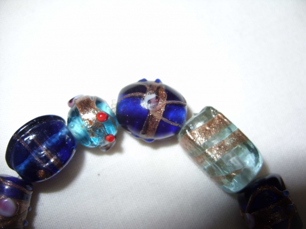 Armband in Blautönen mit Goldmuster