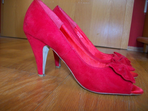 Rote Peeptoes mit Schleife