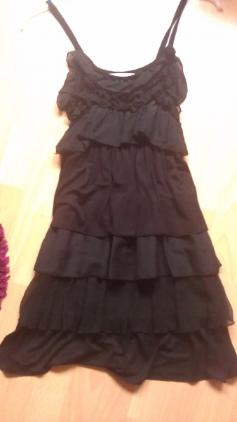 Schwarzes Kleid mit Rüschen